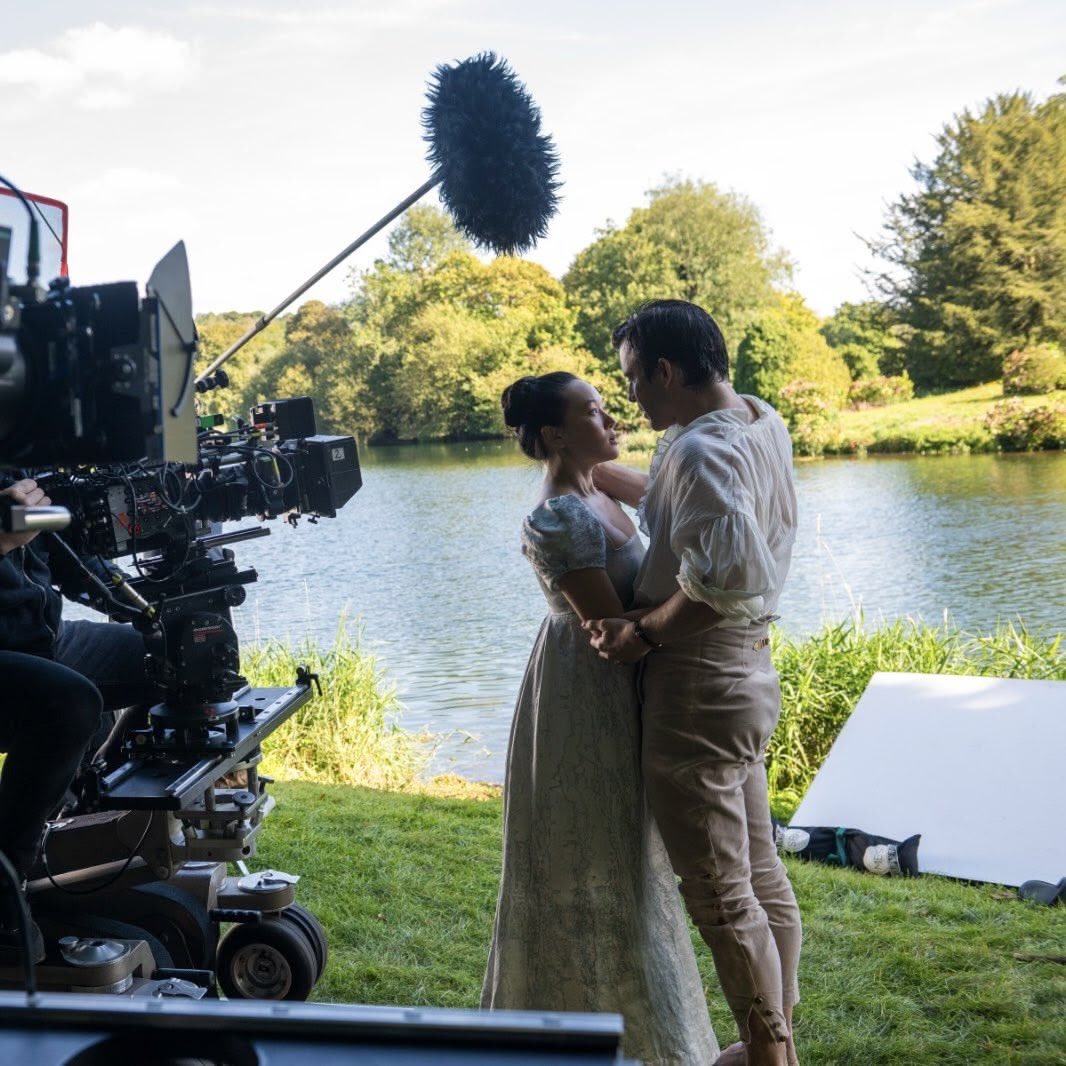 lilieslores's tweet photo. #shondaland #bridgerton #netflix I need “my cottage” bts video ryt now!!! https://t.co/XXCMpPczyL