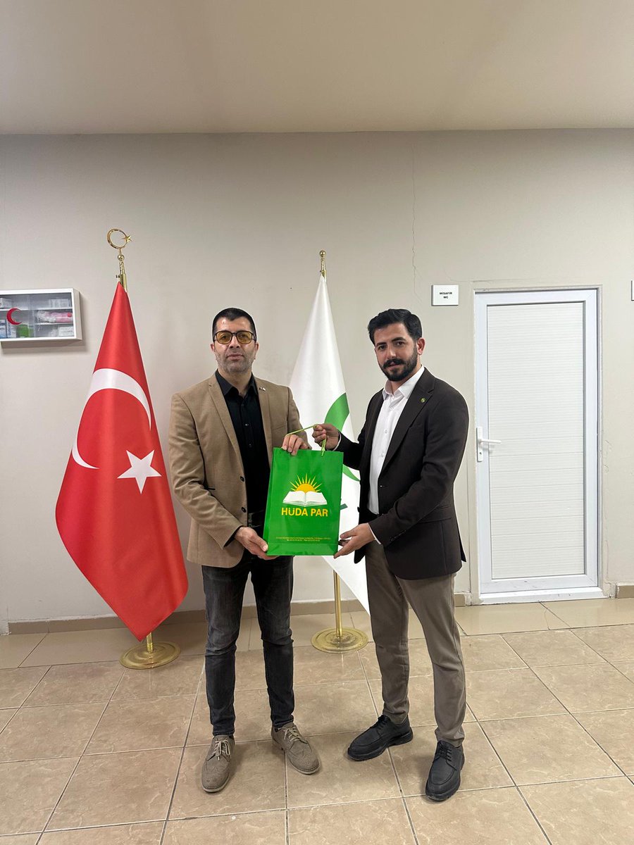 AgriHurGenclik's tweet photo. Gençlik Kolları Başkanımız Ümit Oktan ve yönetimi, Yeşilay'ı ziyaret ederek uyuşturucuya karşı yürütülen çalışmalar hakkında bilgi aldı.

Oktan, Yeşilay Ağrı Şube Başkanı Cihangir Aslan'a partimizin TBMM'ye sunduğu "Bağımlılıkla Mücadele" yasa teklifinin detaylarını anlattı. https://t.co/vYfvQEZJEa