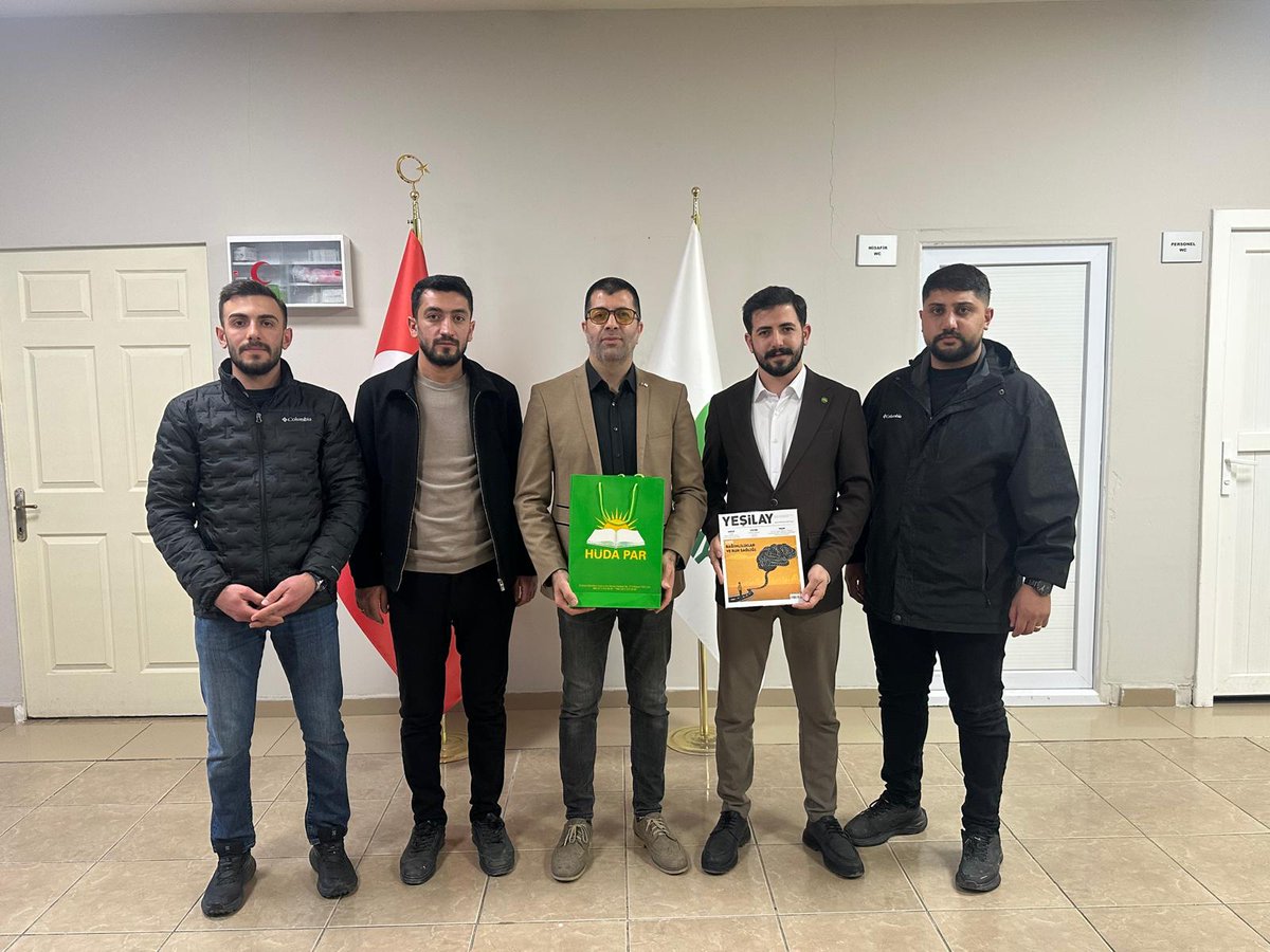 AgriHurGenclik's tweet photo. Gençlik Kolları Başkanımız Ümit Oktan ve yönetimi, Yeşilay'ı ziyaret ederek uyuşturucuya karşı yürütülen çalışmalar hakkında bilgi aldı.

Oktan, Yeşilay Ağrı Şube Başkanı Cihangir Aslan'a partimizin TBMM'ye sunduğu "Bağımlılıkla Mücadele" yasa teklifinin detaylarını anlattı. https://t.co/vYfvQEZJEa