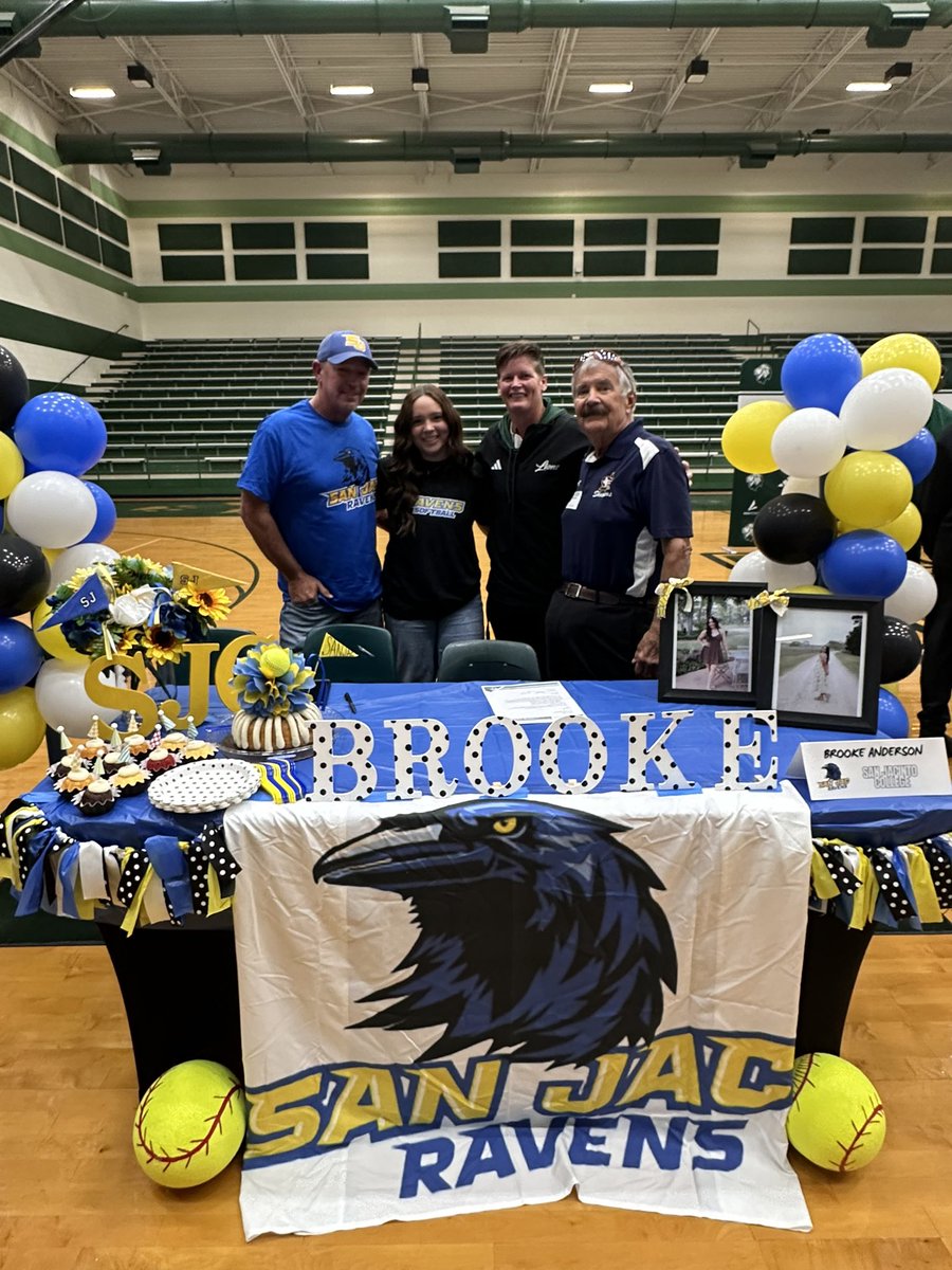 BrookeAnde82058's tweet photo. High school signing 🐦‍⬛💙💛
So blessed for this amazing group of girls. Playoff Bound!
#SanJacRavens
@LHStx_Softball @LHSTX_ATH  @SanJacSoftball @corinneh56 @alexyisR_33 @raigenlong22 @Brookly83026981 https://t.co/RY5CkVZNy8