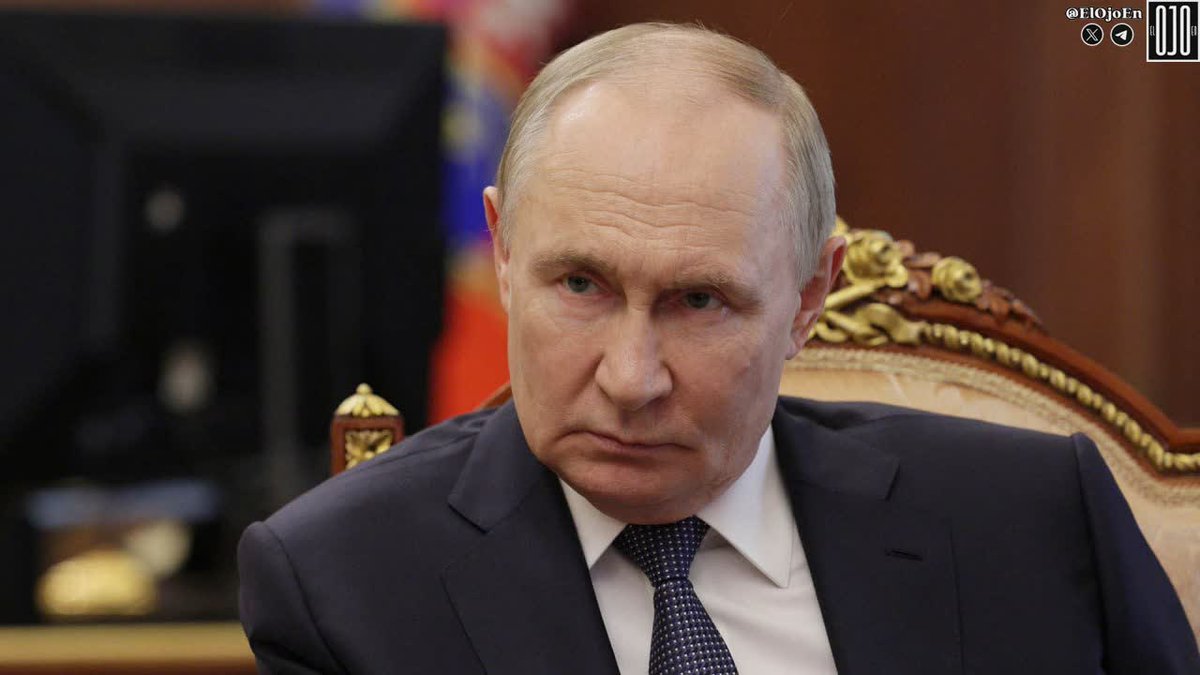 ElOjoEn's tweet photo. 🇷🇺🇺🇦 Putin anuncia creación gradual de zona de seguridad en frontera con Ucrania

Una zona de amortiguación se está creando gradualmente en la frontera con Ucrania, declaró el presidente ruso, Vladímir Putin, asegurando que Rusia continuará con esta estrategia hasta eliminar la amenaza para sus regiones fronterizas. 

Putin hizo estas declaraciones en una reunión con administraciones locales rusas, enfatizando la complicada situación en áreas limítrofes como Kursk y la necesidad de apoyo para la reconstrucción y el desarrollo de las zonas afectadas.