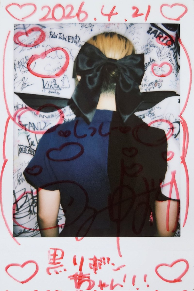 shishikurahiro's tweet image. 4/21  新宿ANTIKNOCK
Broken By The Scream  御子神シズク①
平日の夜でも熱いライブでしたわよ
ANTIKNOCKの寄せ書きがエモくて手チェキしました
これツーショットです(手が3本
そしてリボンがかわいいうちの推しです
あ、リボンもです
#BBTS
#BrokenByTheScream
#シズクさんといっしょ 
#シズクルー