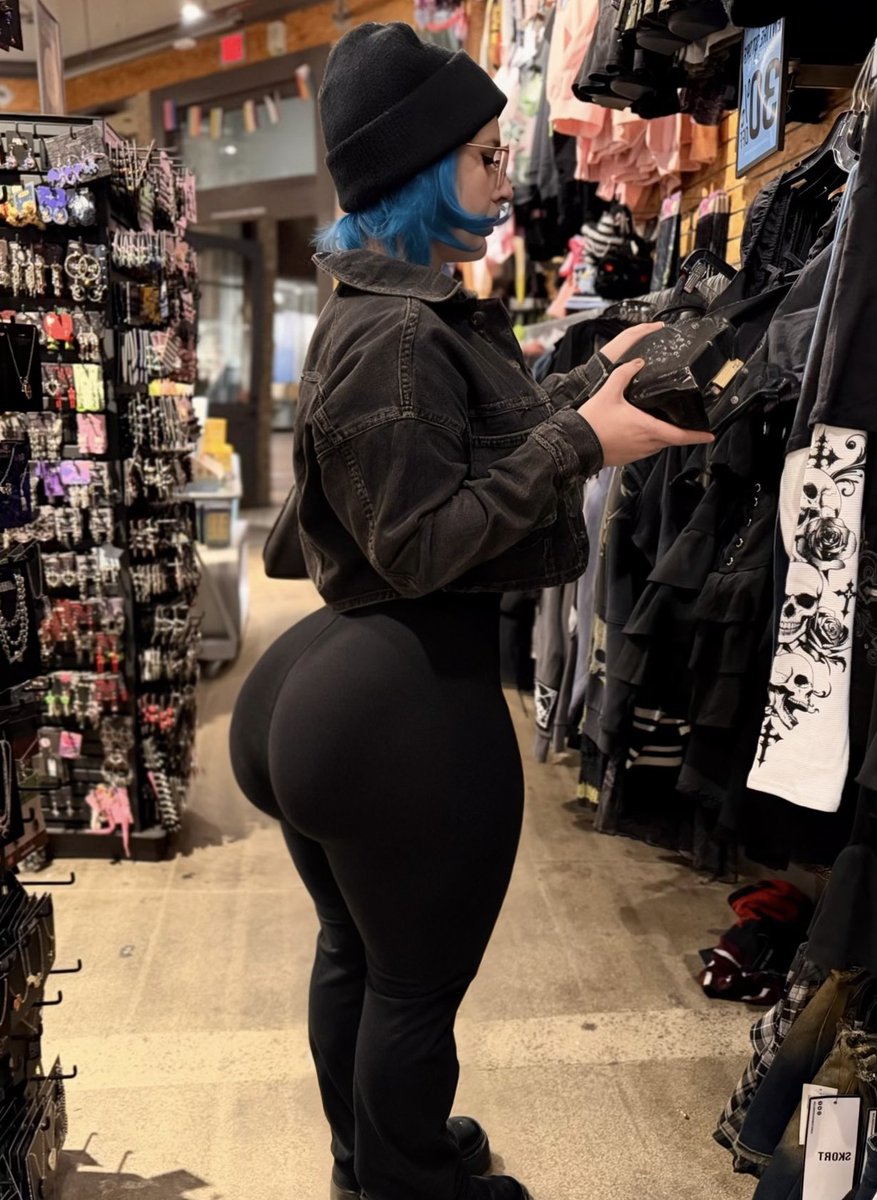 Bro where do they find these Hot Topic girls