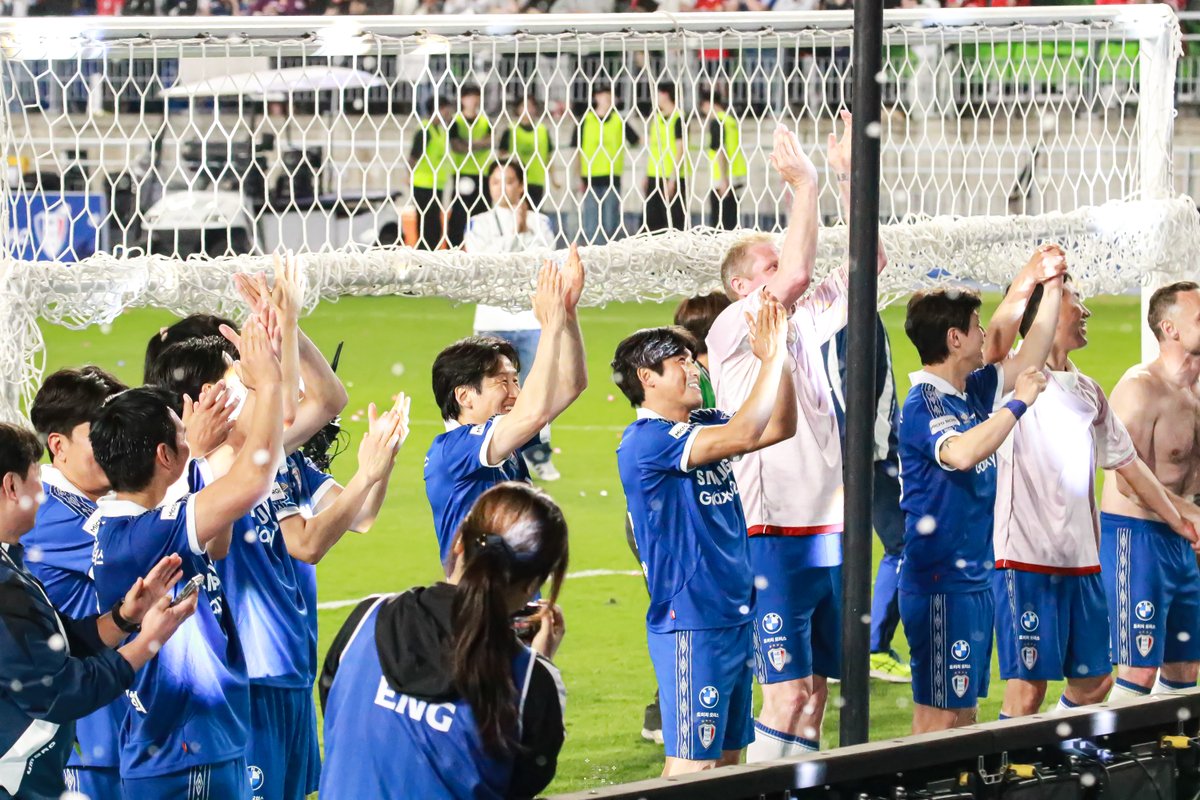 deepbluesth's tweet photo. 260419 레전드매치
정말,, 후회없는 사랑,, 

#수원삼성블루윙즈 #수원블루윙즈 #suwonbluewings https://t.co/KVv9uiNJA7