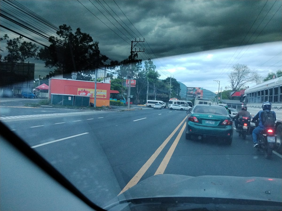 sonia1lopez's tweet photo. @nayibbukele @RomeoHerrera1 @PNCSV @VMTElSalvador @alertux @traficosv_ Urgen gestores de tráfico en panamericana zona de gasolineras puma y Texaco Ilopango, caos vehicular para pasar por la zona, unos separadores ayudarían https://t.co/aedWVI4Pep