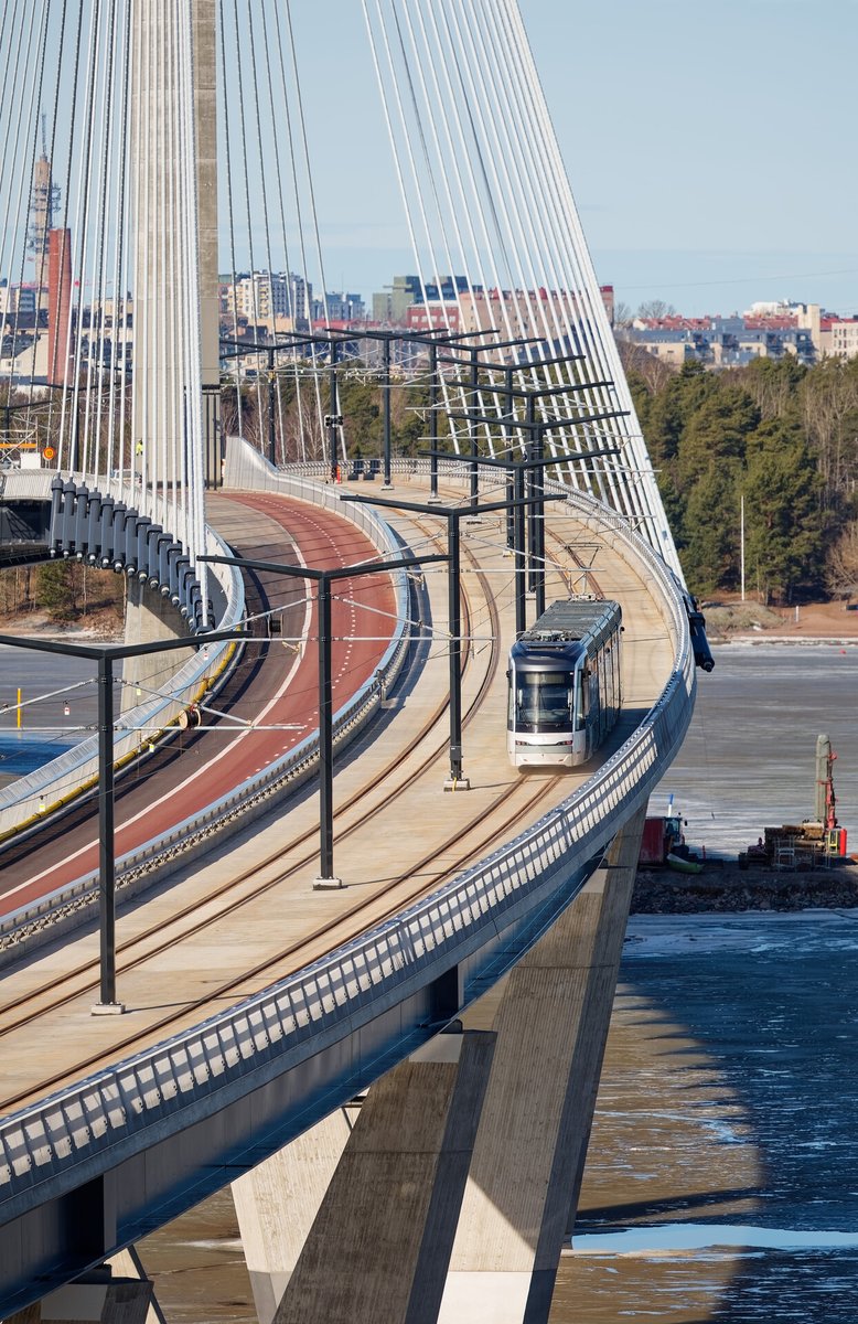 Finland's has just opened one of the world's longest pedestrian bridges.

It is called Kruunuvuorensilta and spans 1,191 metres, exclusively for pedestrians, public transport and bikes.

Europe builds grand 🇪🇺