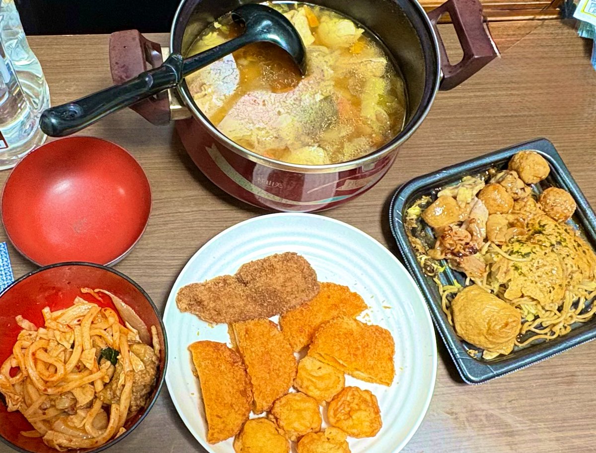 疲れきって帰った妻を真っ茶色の夕食で出迎えて、2時間弱ノンストップで笑いながら会話ができるのは自分ごとながらほんとどうかしてる。

寝室も分けて解散という形を取ってるあたりも、手前味噌だけどいい夫婦なんだと思う。

明日から食生活には気をつけないとね。赤と緑がもうちょい欲しいね。