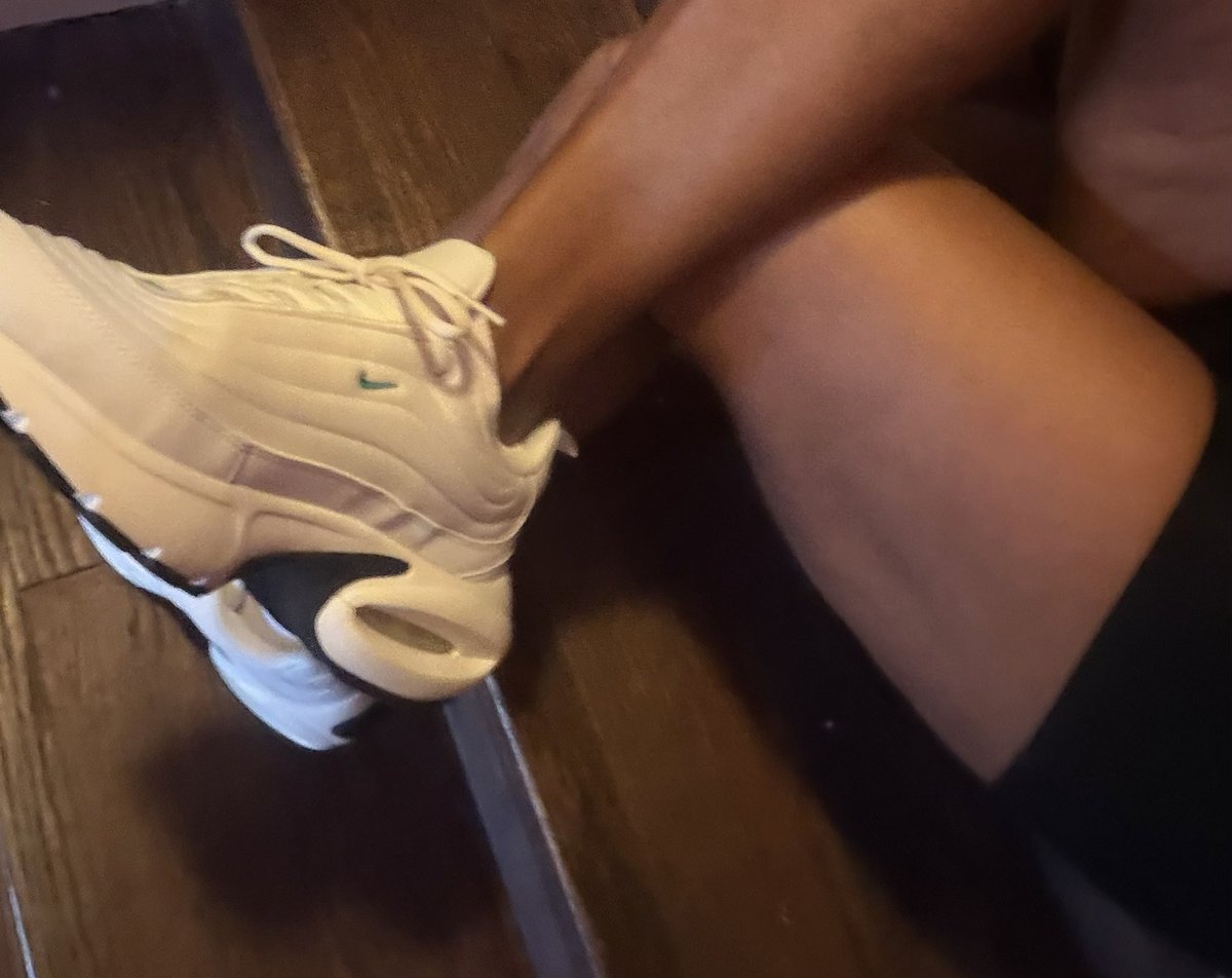 2BlessedHighly's tweet image. Woke up this morning feeling a renewed strength to #makethingshappen @nike thank you for the #nike Airs, honestly the best tennis shoes I have ever worn and to say that is a blessing because as a former #college athlete, I have worn many #Getit Get the shoes people!!! See them