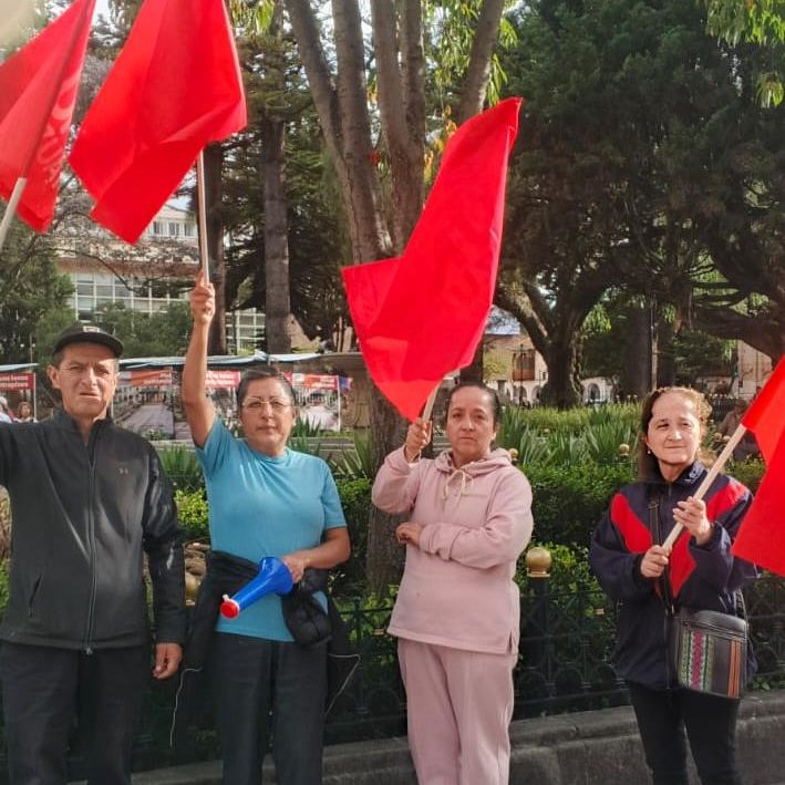 UNENACIONAL's tweet photo. 🔴 #Comunicado | UNE SE SOLIDARIZA CON MAESTRA AGREDIDA EN CUENCA Y DEMANDA MEDIDAS DE SEGURIDAD Y PROTECCIÓN A MINEDEC

"Nos resistimos a normalizar la violencia, ya que ser profesor en el Ecuador se ha convertido en una profesión de alto riesgo. La educación se encuentra en emergencia y es urgente que el Gobierno priorice recursos, acciones concretas y políticas públicas efectivas para garantizar la seguridad y la vida de quienes sostienen el sistema educativo."

Puedes leer o descargar el comunicado completo aquí⬇️
https://t.co/yqYkrsIV9w

#Azuay #docente