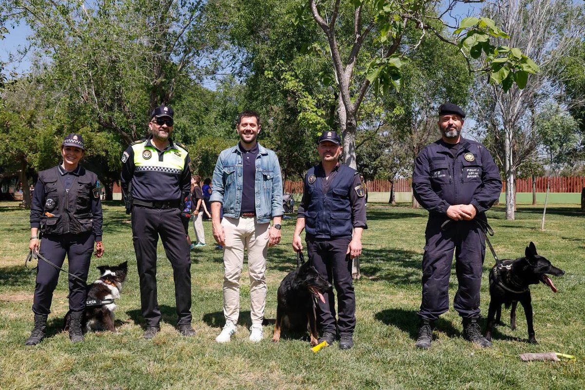 PoliciaAlboraia's tweet photo. 👮🏻♀️🐶 La Unitat Canina #UCAN (Kira🦮 i Hanna🐕🦺) i la seua guia hem participat en les Jornades de Guies Canins celebrades en la Base Militar de Bétera.
I també ens han convidat a unes exhibicions per a escolars en Cullera i Mislata, junt amb altres unitats policials i militars. https://t.co/gtDBgD9Mp6