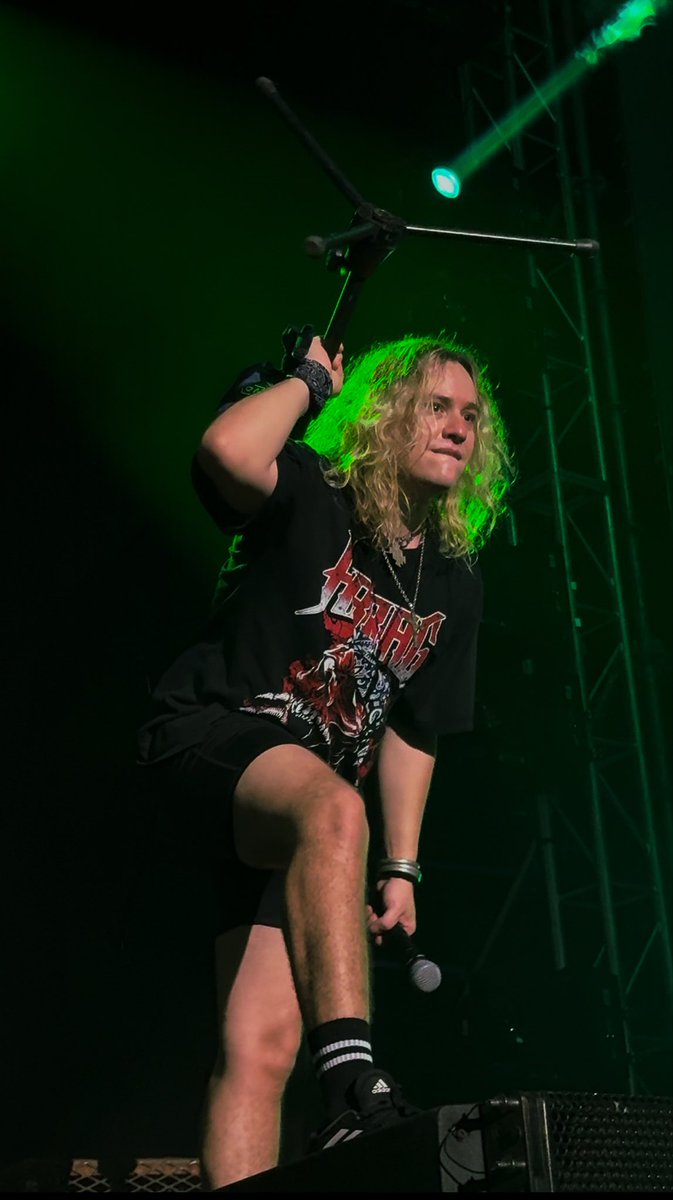 Chica con Kalashnikov tweet media