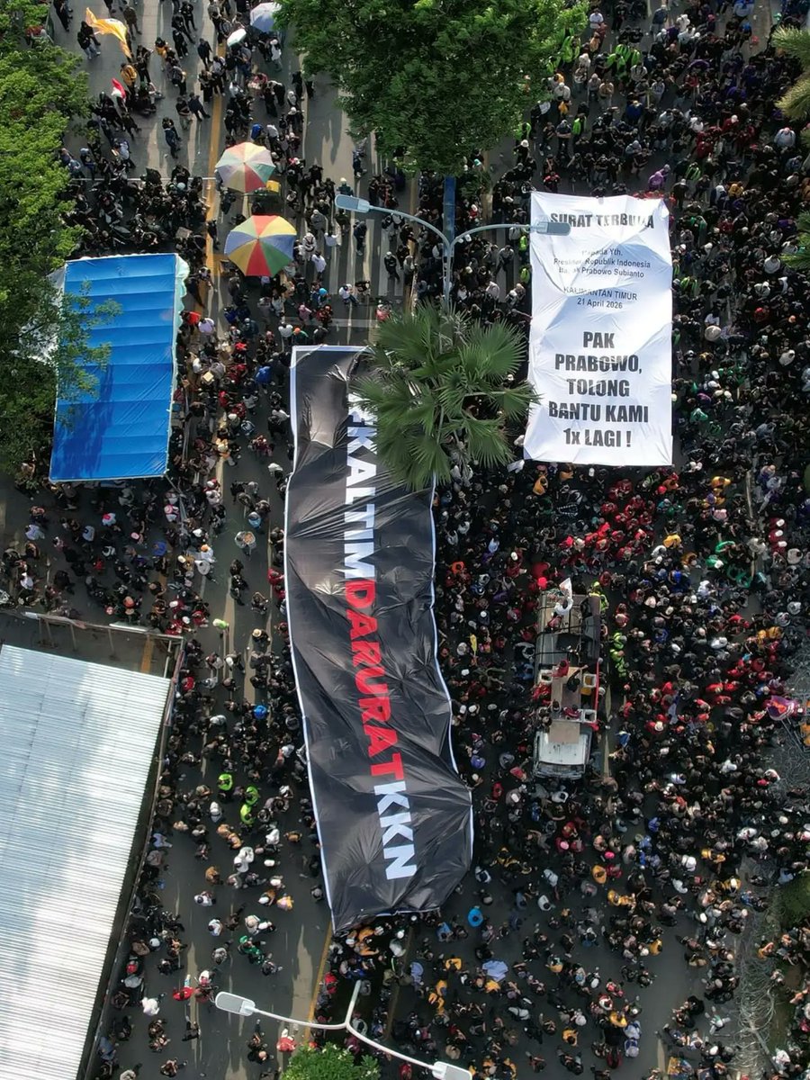 blackshark7890's tweet photo. Sudah lama terbungkam. Terlena,Terdiam.
Semoga belum ada kata terlambat. Demi Kaltim yg lebih bermartabat. 

Jangan bicara Marwah. Kalau rakyat bawah masih merasa begah makan angin 

Terima kasih tuk perjuangan kalian. Hidup mahasiswa ��� https://t.co/1XOd2ib7dO