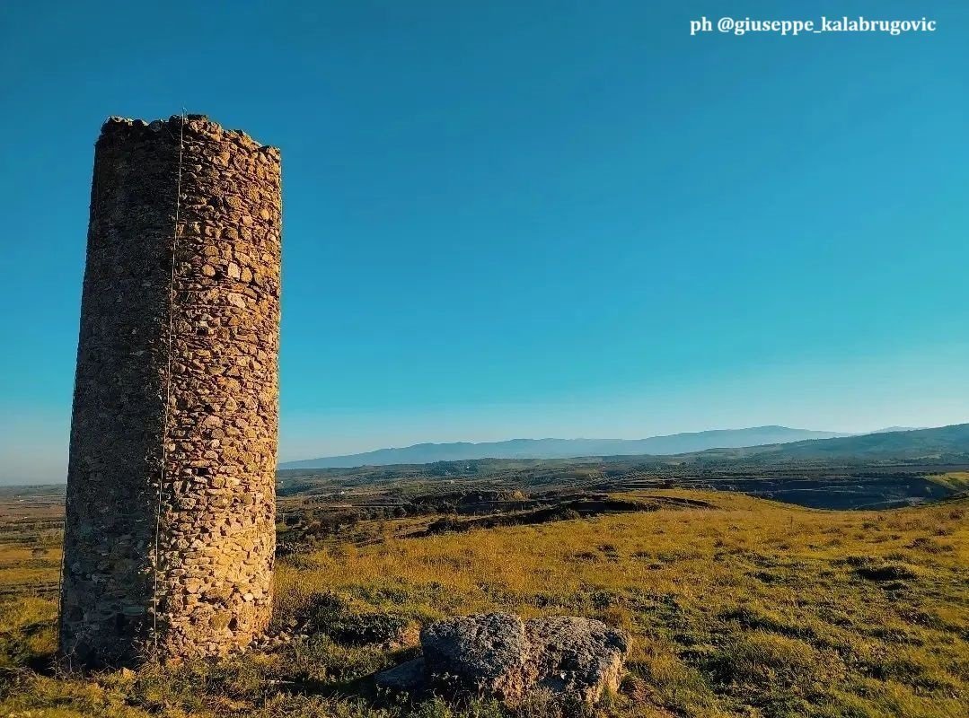 ArteCalabria's tweet image. Torre di avvistamento del Mordillo (1050), edificata a poca distanza dalla prima fortezza normanna (torrione). Inseriva nel sistema difensivo di epoca normanna, a pianta circolare, muratura piena e altezza di 7.30 m, ma in origine era più alta. 
#Calabria #arte #Heritage #beauty