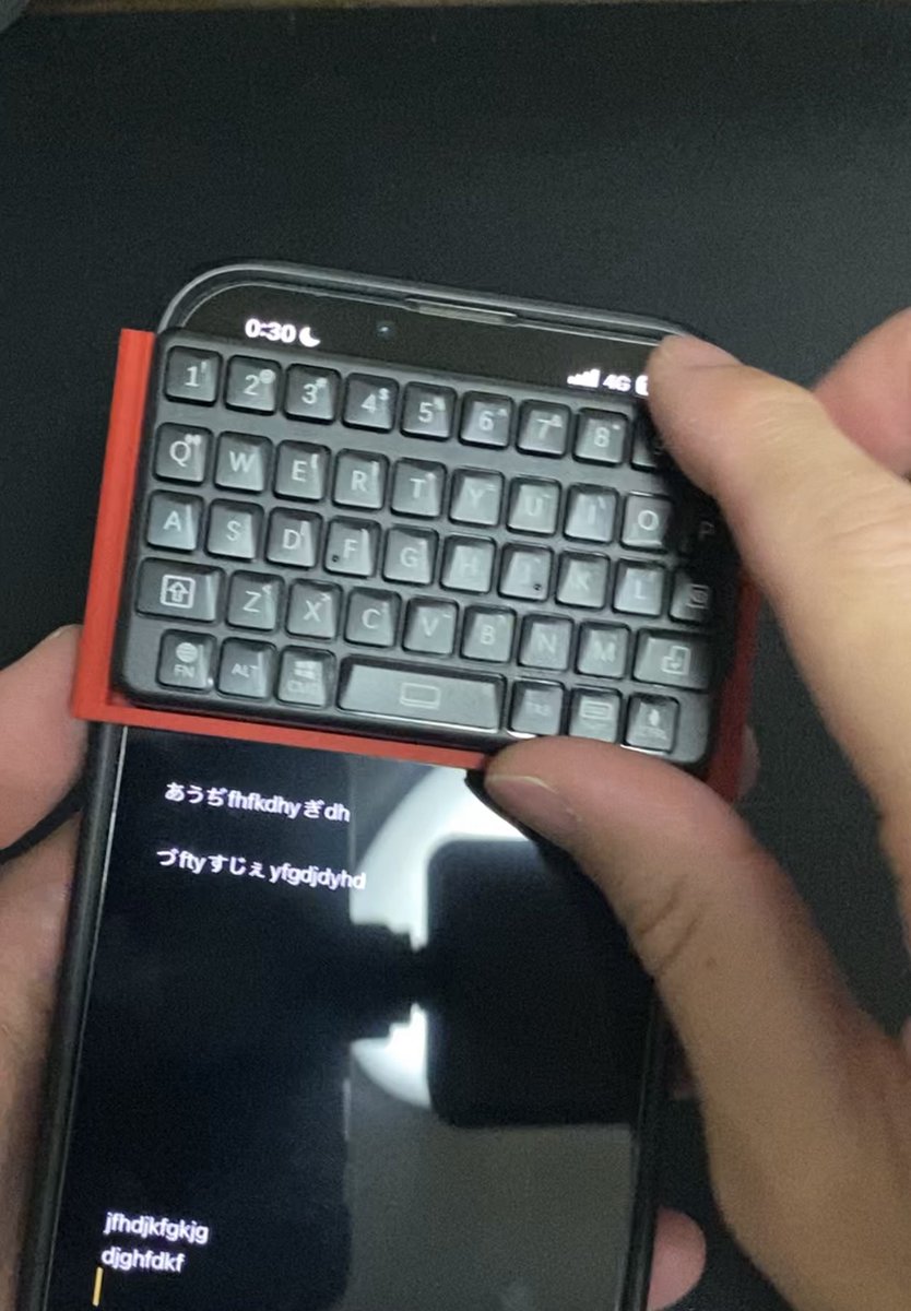 kazy_developer's tweet photo. iPhoneKeebHolder試作品v2できた。
✅神フィット
✅脱着簡単、スライド移動
✅取り付けたままオンオフ可能
キーボード部分を除外したViewportに対応させたブラウジング、メモが可能のVimiumライクな専用アプリを作り始めた。
完成までいけるかは定かではない...😇
#iPhoneKeebHolder #BambuLabP2S https://t.co/SyUlnX61WA