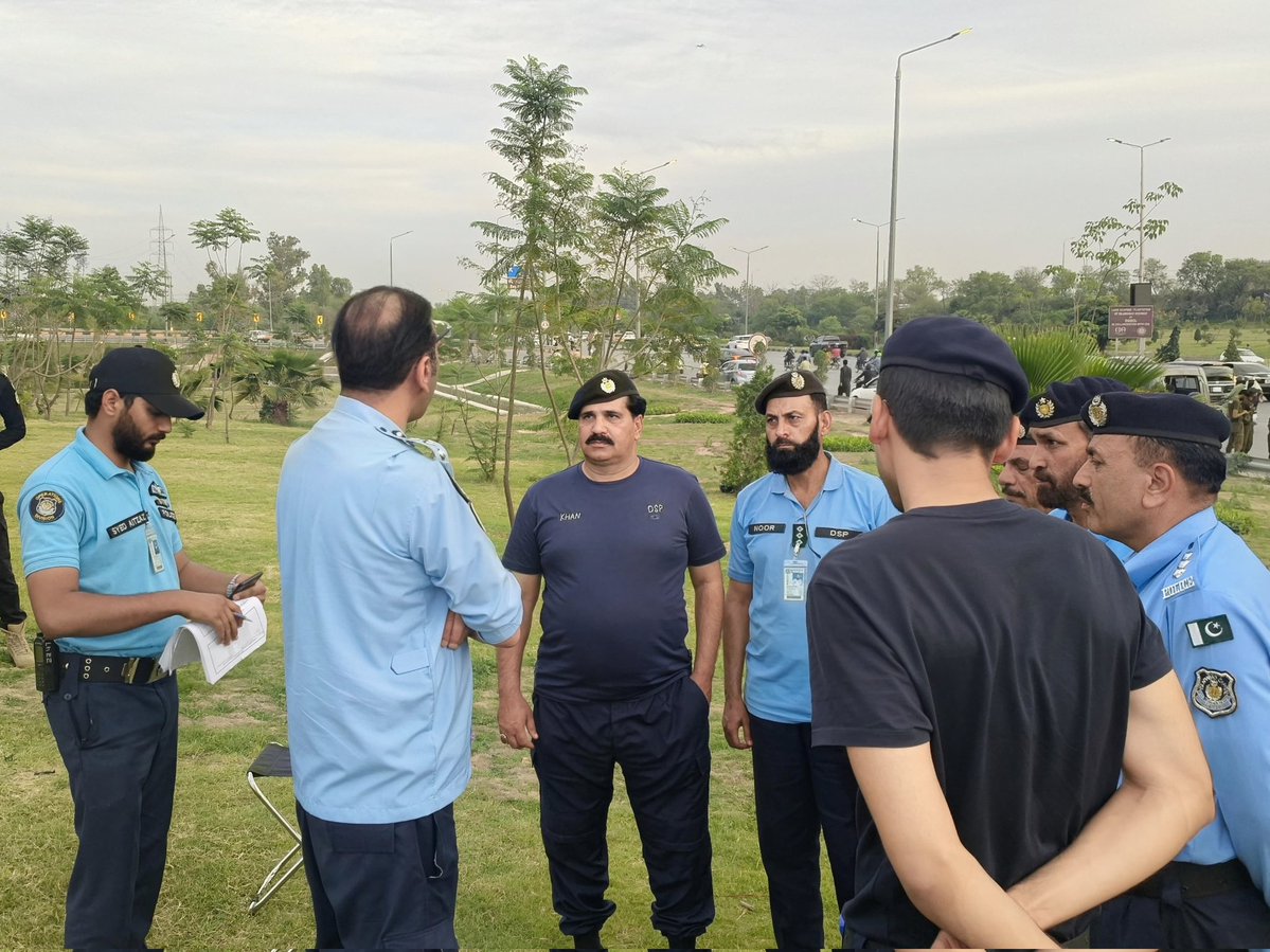 ICT_Police's tweet image. ایس ایس پی انویسٹیگیشن محمد عثمان طارق بٹ کا سینئر افسران کے ہمراہ مختلف ڈیوٹی پوائنٹس کا دورہ۔
سکیورٹی انتظامات کا تفصیلی جائزہ لیا اور ڈیوٹی پر مامور افسران کو بطریق احسن ڈیوٹی کی انجام دہی کے حوالے سے ہدایات دیں۔
#WeRIslamabadPolice #Security #SafeCity