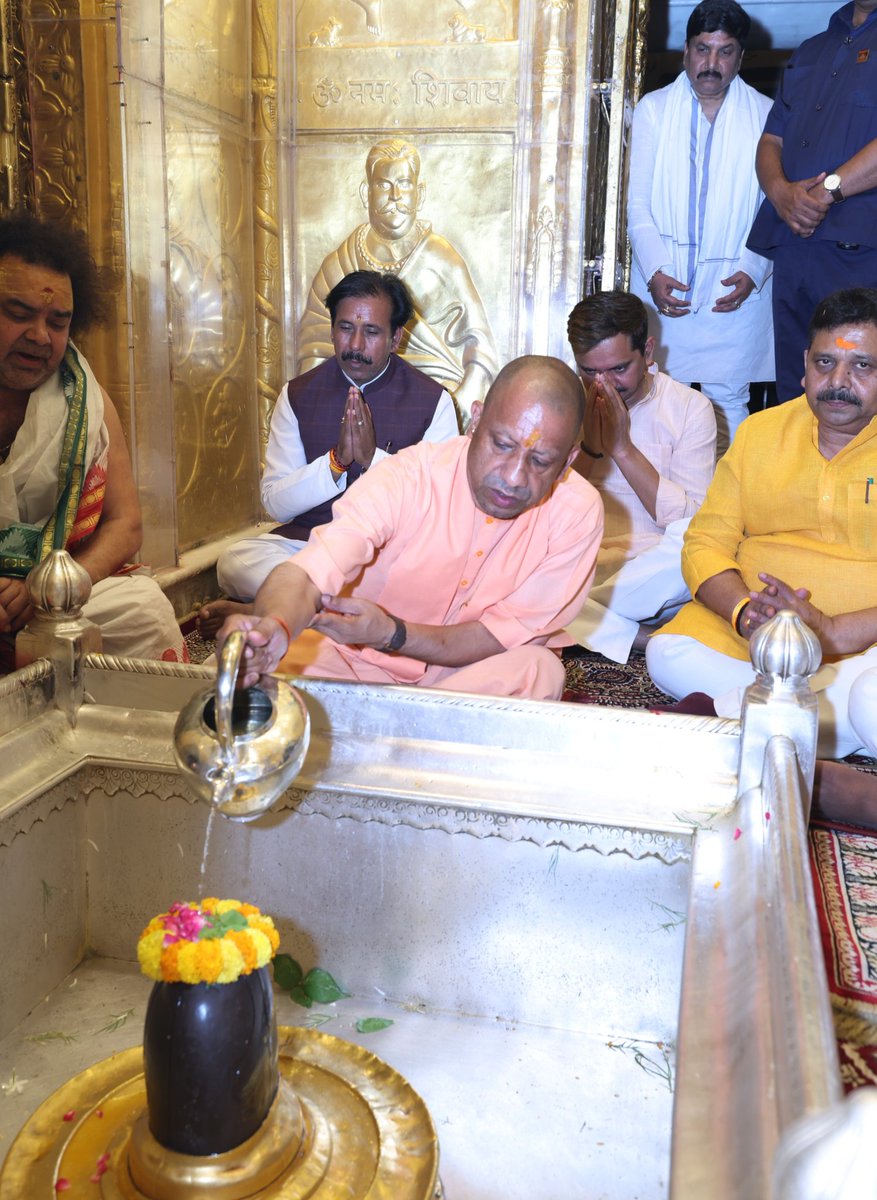 CMOfficeUP's tweet photo. मुख्यमंत्री @myogiadityanath जी ने आज देवाधिदेव महादेव की पावन नगरी काशी में श्री काल भैरव मंदिर एवं श्री काशी विश्वनाथ मंदिर में दर्शन-पूजन कर प्रदेशवासियों के सुख, शांति और समृद्धि हेतु मंगलकामना की। https://t.co/0JkW9F28WV
