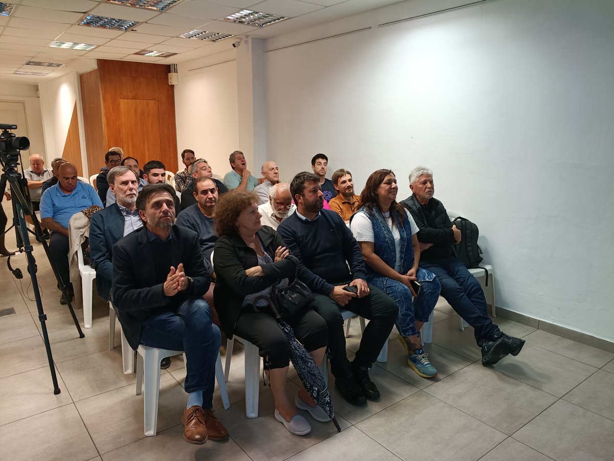 cgera_moron's tweet photo. 🔵 Ayer compartimos una nueva jornada del Ciclo “Informe y Análisis de Coyuntura Económica”, a cargo del Lic. Nicolás González Roa, realizada en la Cámara de Comercio de Haedo. 

🙌 Agradecemos a todos los presentes por acompañar esta iniciativa.

#CgeraMoron
#Cgera https://t.co/xAf0fMgQ2Z
