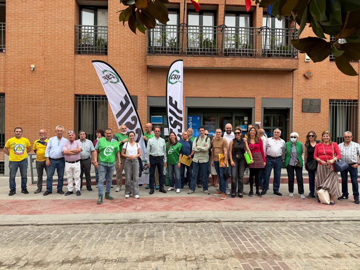 CSIF_UAMadrid's tweet photo. 📢 Trabajadores de #Samur y vecinos del Distrito de Barajas han mostrado su rechazo a las políticas municipales respecto a este servicio de emergencias.

🔴 Barajas es una de las muchas zonas de Madrid donde la base de Samur no opera las 24 horas los 365 días del año. https://t.co/Swc8ClHXnq
