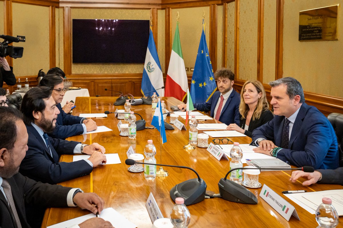 SenatoStampa's tweet photo. 🇮🇹🇸🇻 Il Vice Presidente del Senato @giamma71 ha ricevuto nella #SalaRaciti di #PalazzoMadama il Vice Presidente della Repubblica di El Salvador @fulloa51 @PresidenciaSV 🇸🇻🇮🇹 https://t.co/AQs3DWVzqI