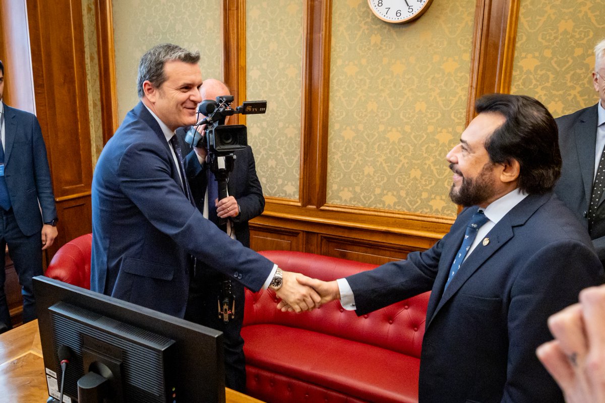 SenatoStampa's tweet photo. 🇮🇹🇸🇻 Il Vice Presidente del Senato @giamma71 ha ricevuto nella #SalaRaciti di #PalazzoMadama il Vice Presidente della Repubblica di El Salvador @fulloa51 @PresidenciaSV 🇸🇻🇮🇹 https://t.co/AQs3DWVzqI