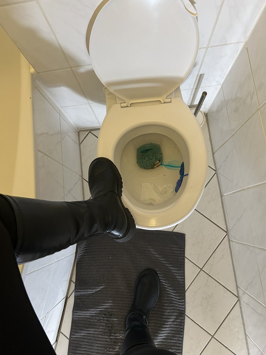 herrinlenai's tweet image. Welch unterwürfiger Hund 👅 meine Stiefel sauber? 👇🏻

#findom #stiefelfetisch