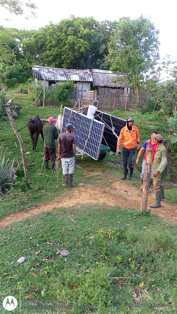 ELECTRICA_HLG's tweet photo. ¡La energía solar ilumina Calabazas, Sagua de Tánamo! 

Familias de comunidades aisladas ya cuentan con sistemas fotovoltaicos de 2 kW.

✊ Un esfuerzo colectivo que demuestra que la energía limpia llega incluso donde parecía imposible.

🏷️ #NosUNECompromiso https://t.co/cQDP3umrPJ