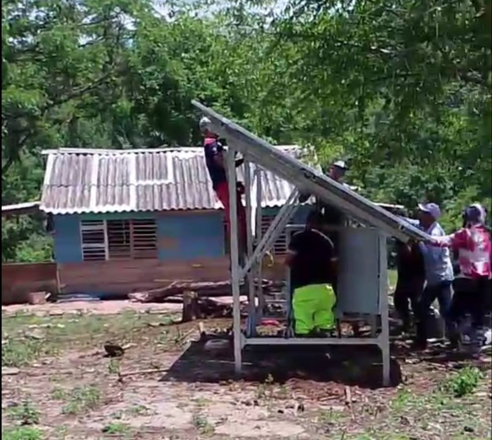 ELECTRICA_HLG's tweet photo. ¡La energía solar ilumina Calabazas, Sagua de Tánamo! 

Familias de comunidades aisladas ya cuentan con sistemas fotovoltaicos de 2 kW.

✊ Un esfuerzo colectivo que demuestra que la energía limpia llega incluso donde parecía imposible.

🏷️ #NosUNECompromiso https://t.co/cQDP3umrPJ