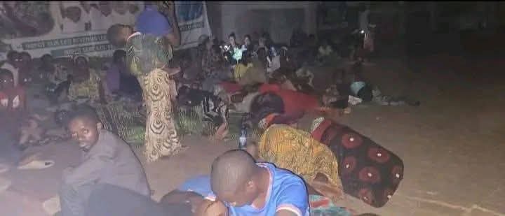 À Lubumbashi, des déplacés du Nord et du Sud-Kivu dorment à la belle étoile devant le gouvernorat.
Les autorités tjrs prêtes à se montrer généreux pour les autres peuples, mais incapables de protéger et de prendre en charge leur propre population.