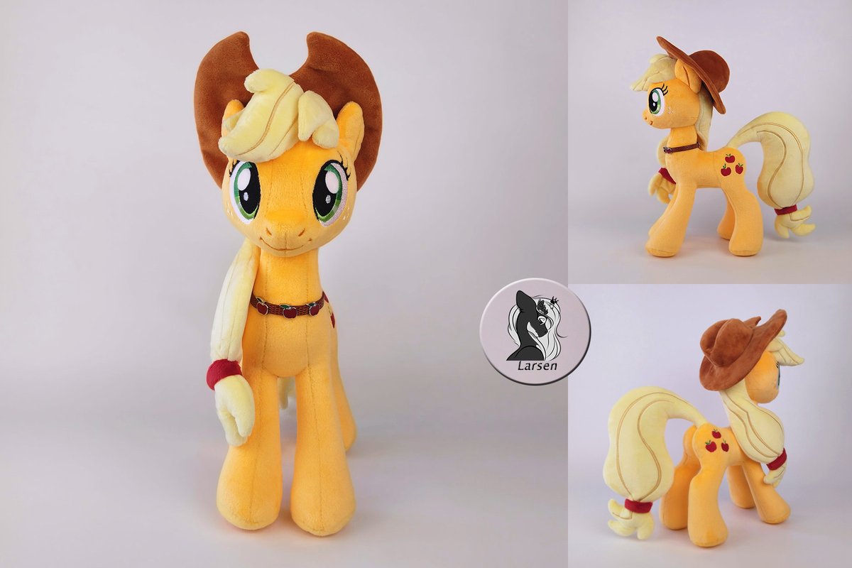 Applejack, with a mobile skeleton inside, is looking for a loving home! 
She has a removable hat with magnets, and she can also take different poses.

More photos below!🍎

#applejack #mlp #plush