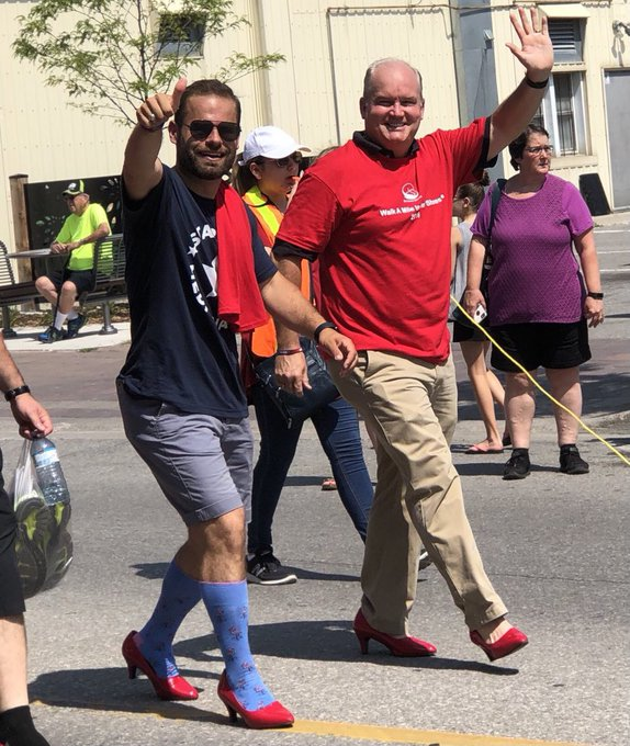 MagaMM4's tweet photo. @peoplespca Uni-Party clowns playing the part & wearing the colours 5 years ago! Yet, CPC supporters keep their faith in this useless CONservative party?! 👠
#UniParty #eLbOWsUp #LibCONs #CircleJerk https://t.co/JZLxsuHxKA