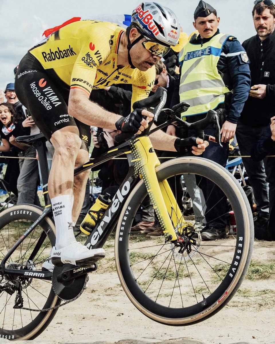 RenaudB31's tweet image. #Interview 🎙 / Pour sa première prise de parole depuis sa victoire sur Paris-Roubaix, 🇧🇪 Wout van Aert (TVL) est revenu sur l’incident survenu dans le Carrefour de l’Arbre, expliquant les raisons pour lesquelles sa roue s’était soulevée.

💬 "C'est le plus beau moment de ma