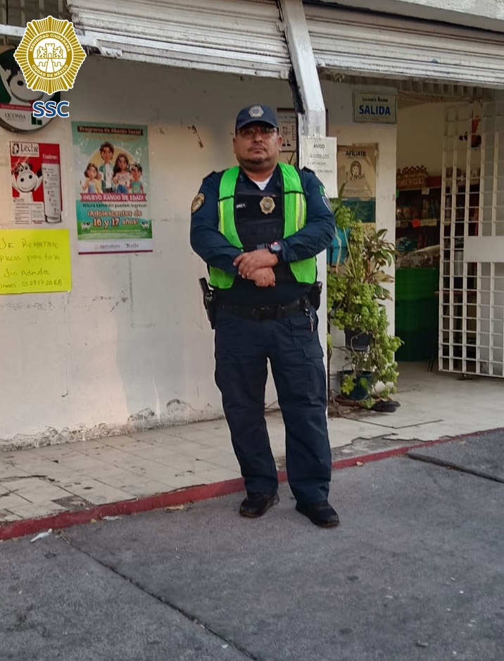 SSC_CDMX's tweet image. #LaPolicíaCercaDeTi | En la alcaldía @A_VCarranza, personal del sector #Congreso mantiene presencia en tiendas #Liconsa, como parte de las acciones preventivas para fortalecer la seguridad en las colonias de la zona #Norte de la ciudad. 

#ZonaNorte #JefaDeGobierno @ClaraBrugadaM