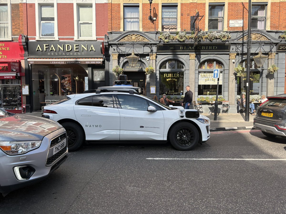 EarlsCourtLife8's tweet image. Waymo driverless car spotted on Earl’s Court Road #waymo #earlscourt