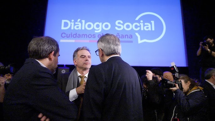 ⚠️ La voluntad popular se respeta.
Hace apenas un año y medio, la ciudadanía uruguaya se pronunció de forma contundente.
El 61% de los votantes rechazó la iniciativa impulsada por el PIT-CNT que pretendía:
❌ Eliminar el ahorro individual y las AFAP.
❌ Fijar la edad de retiro en