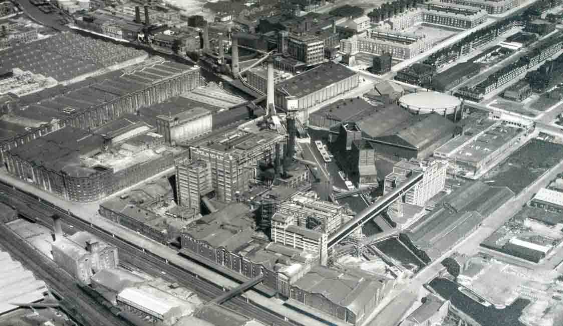 Liverpool1207's tweet image. #Liverpool OTD - 1985: It's a farewell to the landmark Tate &amp;amp; Lyle chimney, Vauxhall Road