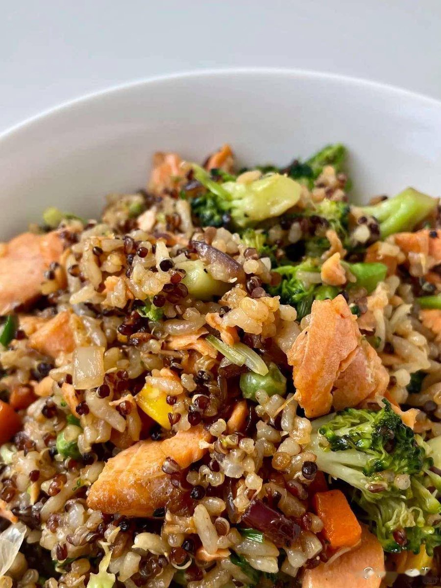 DiabateI17837's tweet image. "Swap heavy meals for this vibrant grilled chicken salad ! Loaded with roasted veggies, quinoa, and a lemon-tahini drizzle—high protein, low carb, and bursting with flavor. Perfect for your lunch or post-workout fuel. #减脂餐 #HealthyEating"