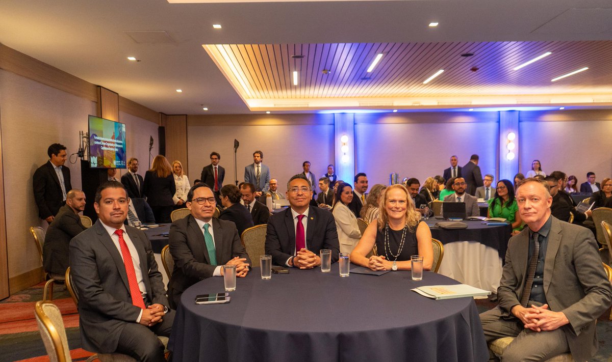 JersonPosadaSV's tweet photo. Esta mañana di la bienvenida a las delegaciones que participan en la Conferencia Regional “Fortalecimiento de las Instituciones Aduaneras contra el Crimen Organizado y el Blanqueo de Capitales en América Latina”, un espacio clave para coordinar acciones frente a los delitos que se generan en las fronteras y afectan la seguridad y la economía de la región.

Desde el Gobierno del Presidente @nayibbukele, avanzamos en el fortalecimiento de nuestras aduanas con controles más efectivos y una gestión moderna. Este encuentro debe traducirse en mayor cooperación, intercambio de información y respuestas más contundentes frente al crimen organizado.