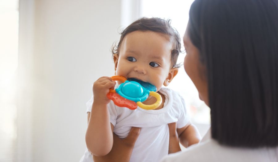 ¿Buscas alivio para la dentición? 👶🌿 Desde el poder calmante de la manzanilla hasta trucos seguros para refrescar, aprende cómo aliviar de forma natural las encías sensibles de tu bebé. 👉 

iherb.com/blog/natural-t…