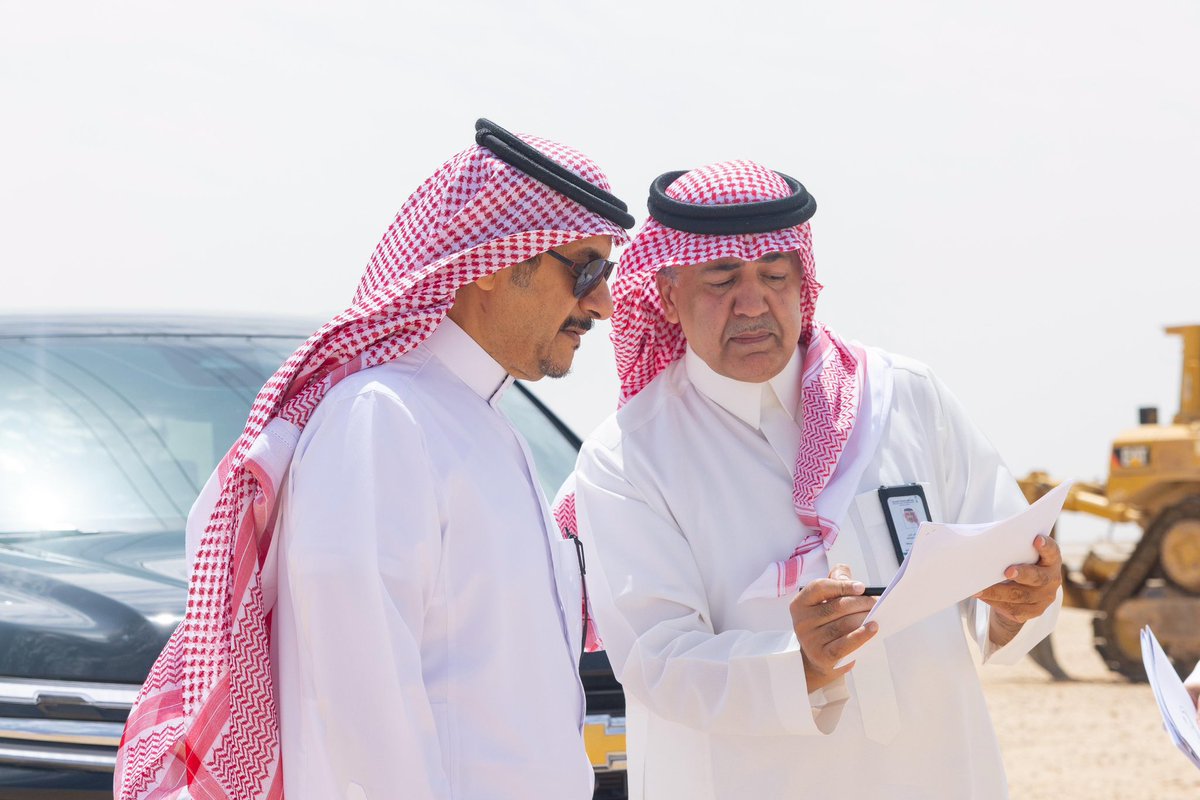722h_com's tweet photo. سمو محافظ #حفرالباطن يتفقد مشاريع وزارة النقل بالمحافظة، ويطّلع على سير العمل في مشروع طريق (حفرالباطن – رفحاء)، مؤكدًا أهمية تسريع التنفيذ والالتزام بمعايير الجودة والسلامة، بما يعزز كفاءة الطرق ويخدم التنمية بالمحافظة. https://t.co/7Hu0nO1F7J