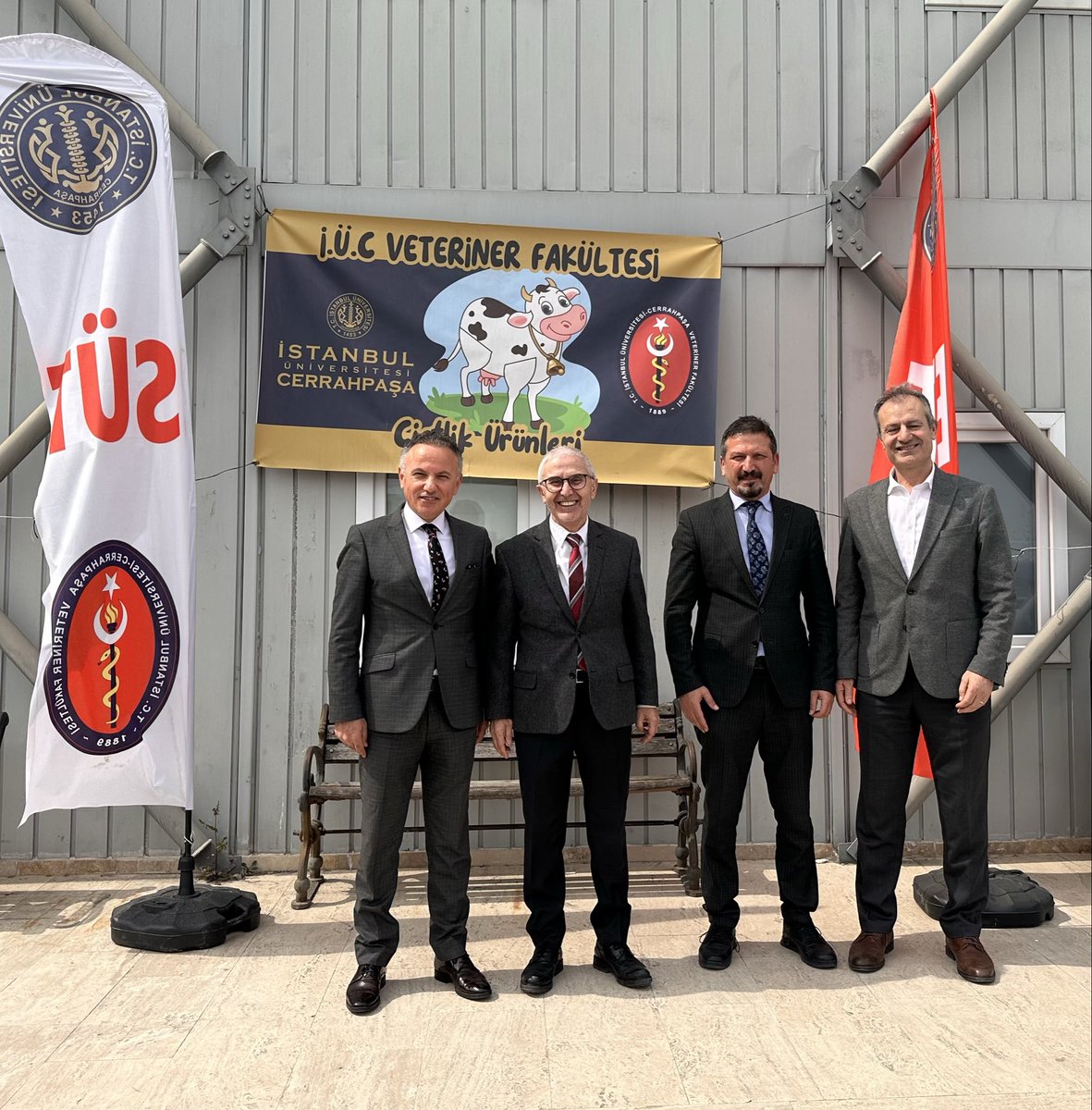 cengizerarslan's tweet photo. İstanbul Üniversitesi-Cerrahpaşa Veteriner Fakültesi Dekanı Sayın Prof. Dr. Hasan Alpak hocamızı, Prof. Dr. Murat Arslan hocamızla ziyaret ettik, nazik ev sahipliği için hocamıza teşekkür ediyoruz. #veterinerhekim https://t.co/XkQ8mTPcMn