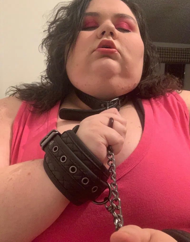 HellaLayzee's tweet image. #QLR thinks everyone can't stand her because she's fat. What are things you dislike about her that are not based on physical appearance?
I hate how she ALWAYS makes herself the victim in every story. #quirkyloverosee #deathfat #deadpool