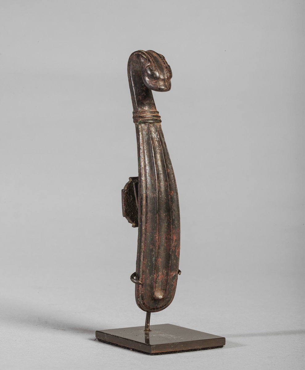 AuctionsTemplum's tweet image. Archaic bronze fibula, Ordos culture, Inner Mongolia, 5th–2nd century BC.

A rare object of early nomadic metalwork.

🗓 April 29, 14:00 hrs

Join the auction: templumauctions.com/auction/294-gr…

...

#AncientArt #Archaeology #Collectors