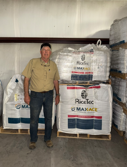CropPerDropAr's tweet photo. 2025 first place Zero Grade Rice winner in @cropperdropar Jon Carroll of Monroe County with his Seed prize from RiceTec. Thanks to RiceTec for sponsoring the contest, and congratulations to Jon for his winning entry. https://t.co/jfr195yu6k