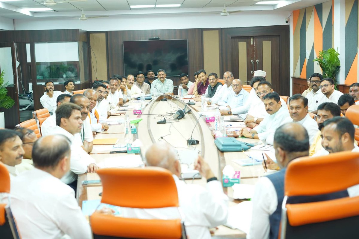 AnantMukati's tweet photo. आज भाजपा प्रदेश कार्यालय, भोपाल में प्रदेश के 19 निर्माणाधीन जिला कार्यालयों के संदर्भ में बैठक में उपस्थित रहा। https://t.co/wm8WQlvGk9