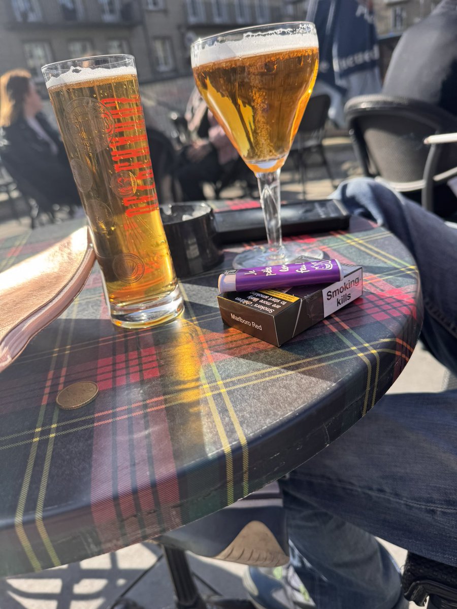 Tentation145L's tweet image. Tyson 🐕 : bon… les parents sont partis faire les courses 🛒  
Fleur 🐈 : le Tineco rend l’âme 😫  

Tyson 🐕 : ils vont en chercher un autre…  
Fleur 🐈 : …après une pause bière 🍻  

Tyson 🐕 : nous on attend  
Fleur 🐈 : surtout les croquettes 😼  

#TeamAnimaux #Tineco