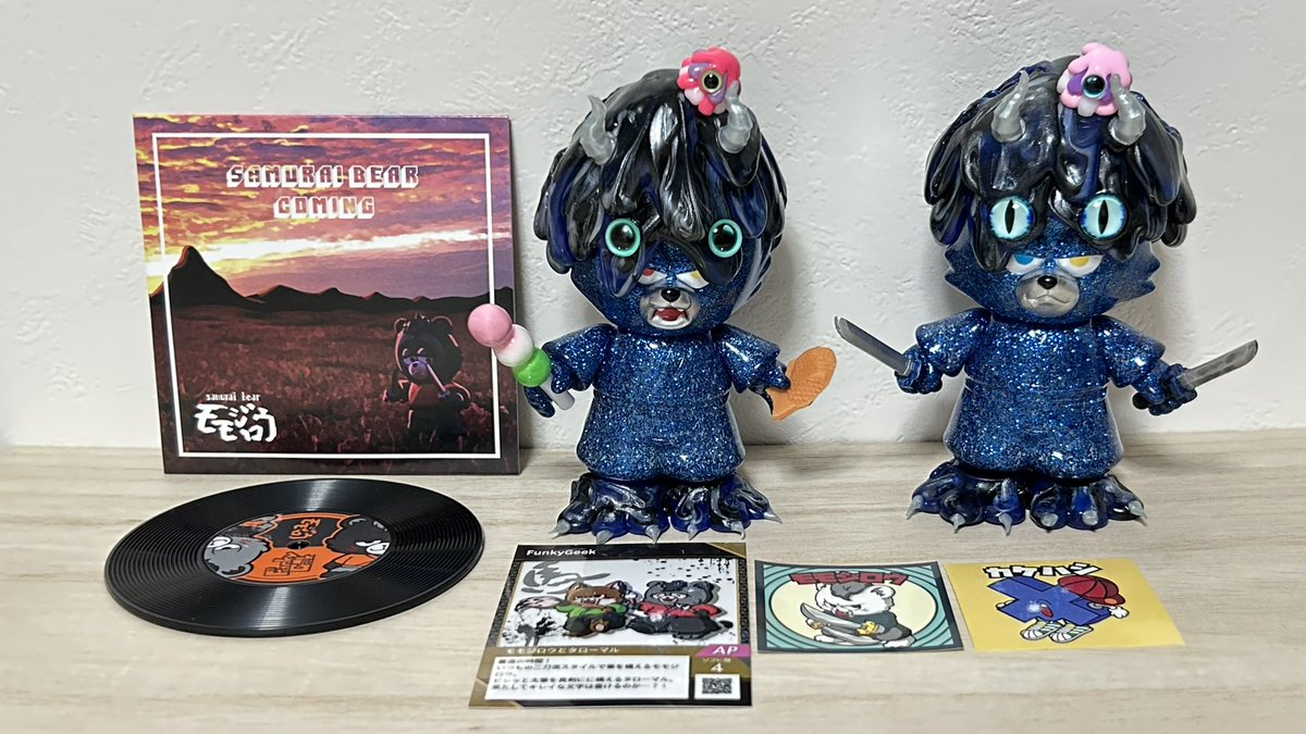yuu_sofsof's tweet image. 僕が大好きなブルーラメのどろりんモモタローをお迎えできました！超カッコいい🤩(モモはギリでした💦嬉しい🙌)

どろりんに寄生しツノが生え、足先まで獣のよう…🐾✨

レコードやアイテム、ちびどろりんもとってもかわいいです〜🤗
#ソフコン #FunkyGeek  #mon