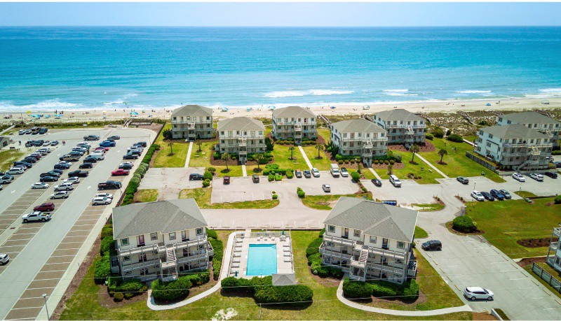 EIRealtyNC's tweet photo. Spend your mornings walking the shoreline, your afternoons splashing in the waves, and your evenings watching the sky turn gold and pink as the sun sets over Emerald Isle

Read more 👉 https://t.co/3oKv7KcliL

#Vacation #Beach #CommunityPool https://t.co/zZhgzPP07y