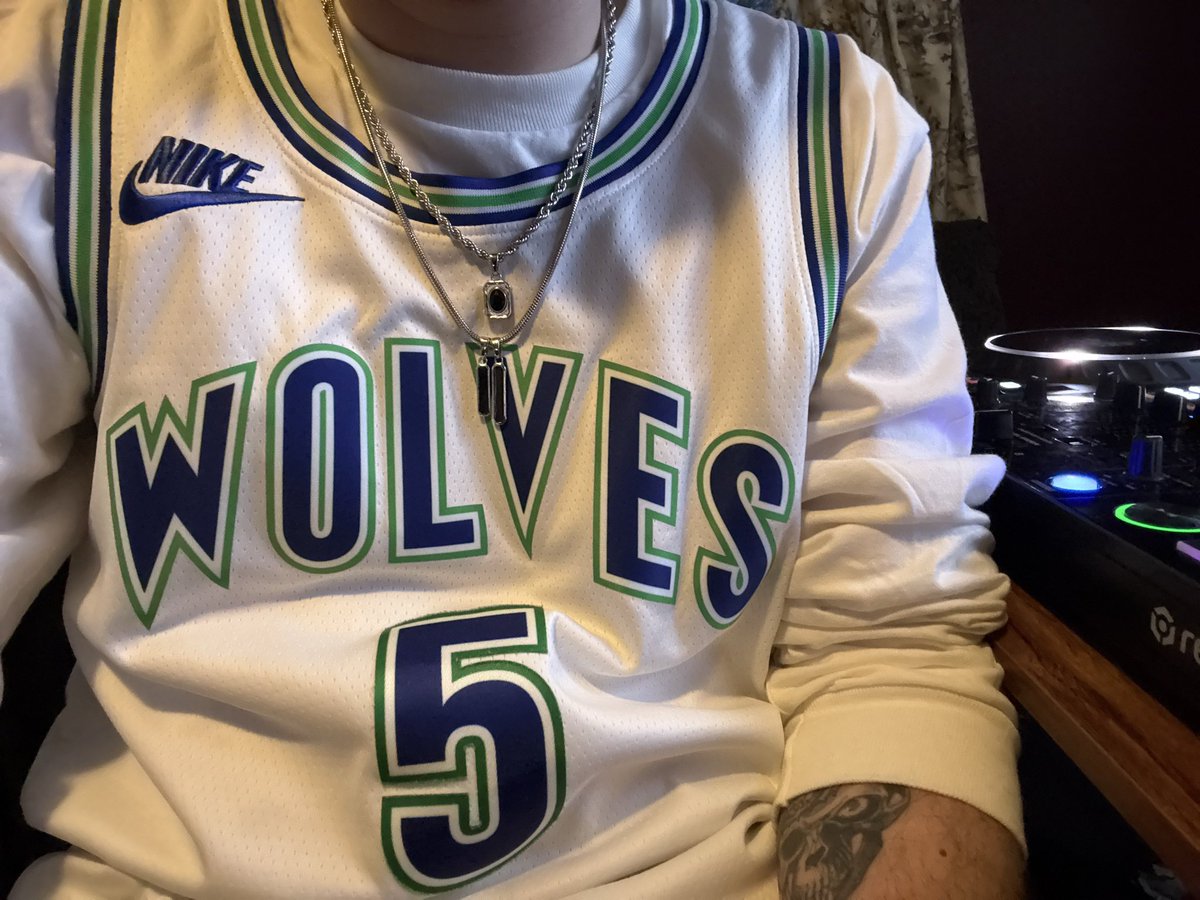 TheRareUp's tweet photo. Up all night, go wolves 🌲🌲 https://t.co/J2gBQrh8Wm