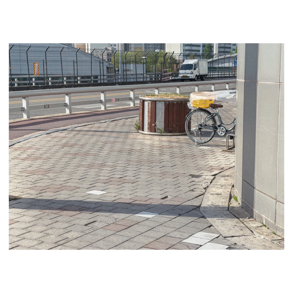 unseen_under's tweet image. #VSCOX #Seoul #city #서울 #일상 #구석사진 #iphone17promax #shotoniphone #mundane #banal #composition #nowherediary #documentingspace #somewheremagazine #subjectivelyobjective #소요 #逍遙 #소요_逍遙