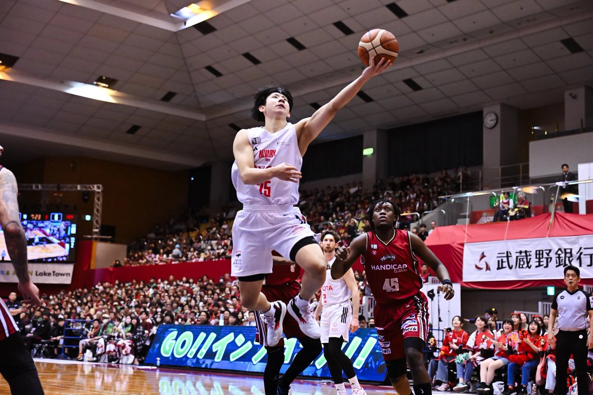 taberukiroku's tweet image. #adidas #アルバルク東京 #マイアディダス 
アルバルクのユニフォームが好きです🥹
サイン入りTほしい！！